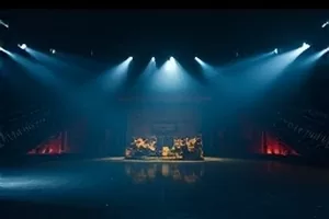 玻璃海横版封面，阳光穿透浅海形成的碎玻璃般光斑