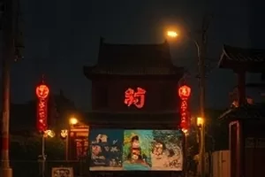 逆风航线横版封面，云层之上机翼切开的白色气流