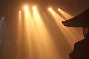 半城烟雨录横版封面，青石巷口雨帘里一把撑开的油纸伞